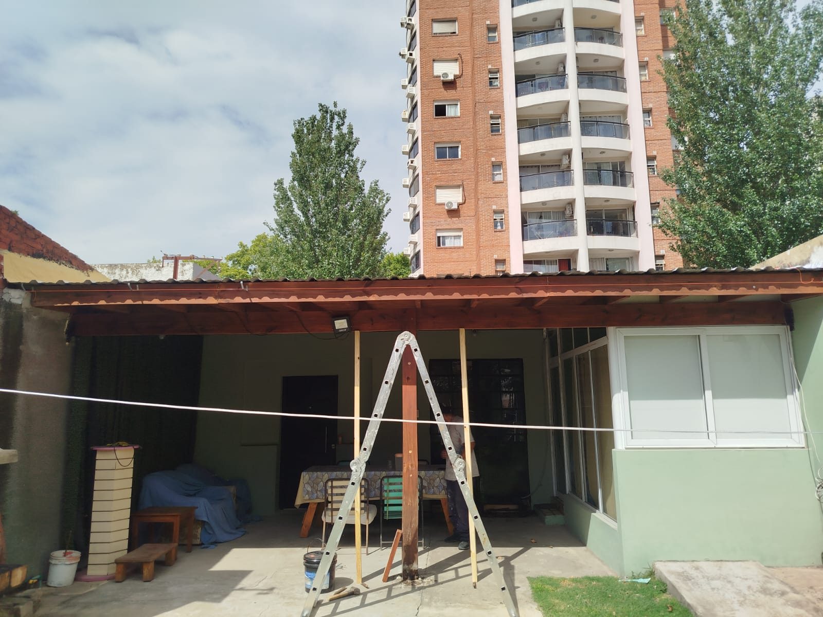 Estructura de techo renovada en vivienda